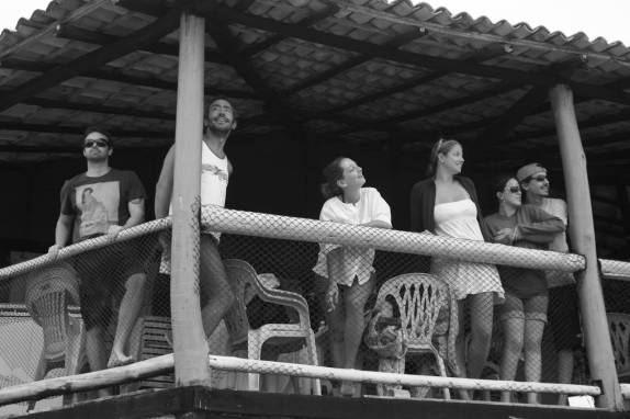 Com o Rafa, Ana, Karen e Leo em quiosque da praia em Itaúnas - ES